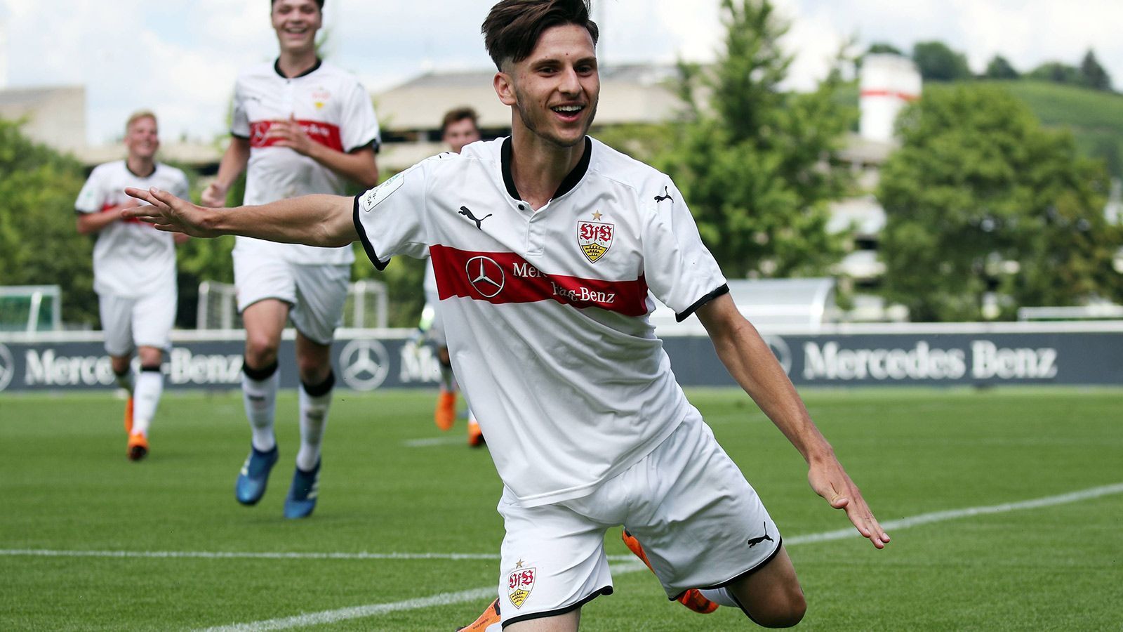 
                <strong>Leon Dajaku (VfB Stuttgart)</strong><br>
                ... denn mit Leon Dajaku hat der VfB Stuttgart ein weiteres vielversprechendes Talent bereits langfristig an sich gebunden (Vertrag bis 2022). 24 Tore und neun Vorlagen erzielte er in der vergangenen Saison in 29 Spielen für die U17 und U19. Diese Saison kam bisher zwar kein weiterer Treffer hinzu, dafür harmoniert er gut mit Hottmann als Stuttgarter Doppelspitze.
              