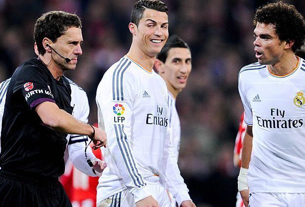
                <strong>Cristiano Ronaldo sieht Rot</strong><br>
                Hübsches Mienenspiel: Wer kann arroganter gucken? Schiri oder Superstar? Wohl ein gerechtes Unentschieden
              