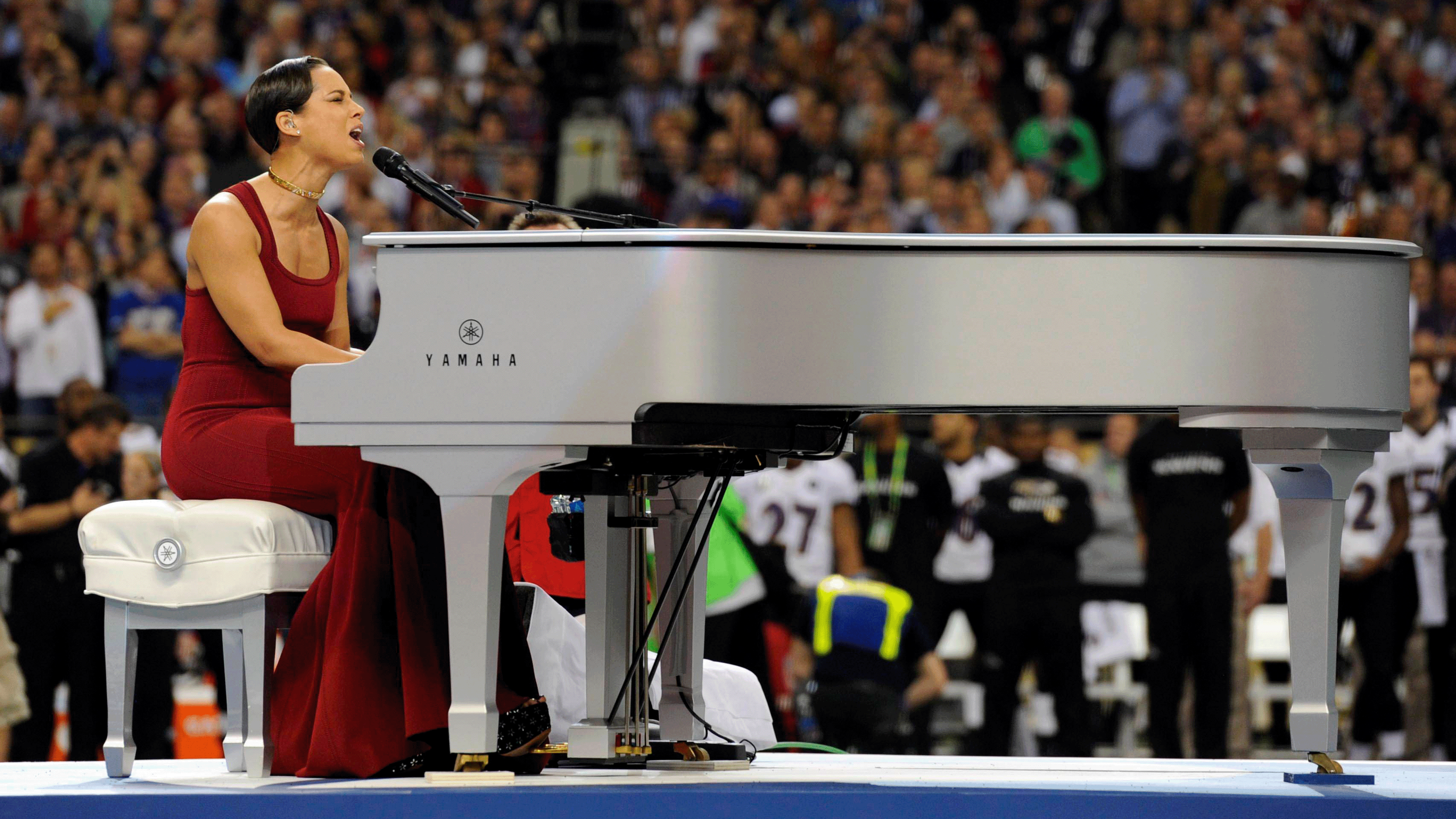 <strong>Längste Hymne</strong><br>Jedes Jahr aufs Neue ist es eine große Ehre, beim Super Bowl die Hymne der Vereinigten Staaten singen zu dürfen. Alicia Keys kostete ihren Moment beim Super Bowl 47 besonders aus. Mit 2:35 Minuten streckte sie die Nationalhymne am längsten - im Schnitt ist "The Star-Spangled Banner" 1:50 Minuten lang.