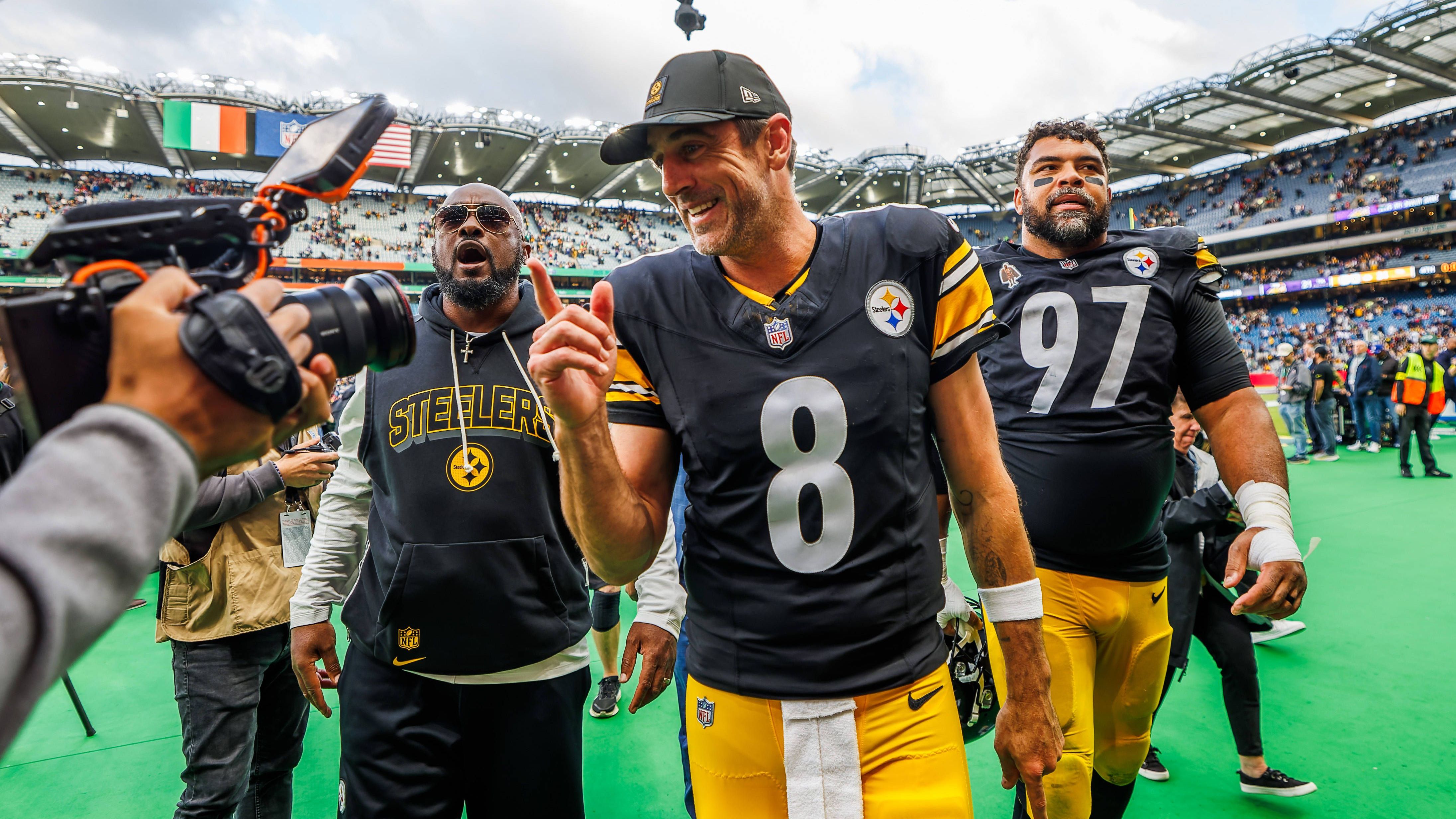 <strong>Pittsburgh Steelers</strong><br>• Starter: Aaron Rodgers (im Bild)<br>• Backup: Mason Rudolph<br>• Practice Squad: Logan Woodside<br>• Verletzt: Will Howard (Rookie), Skylar Thompson