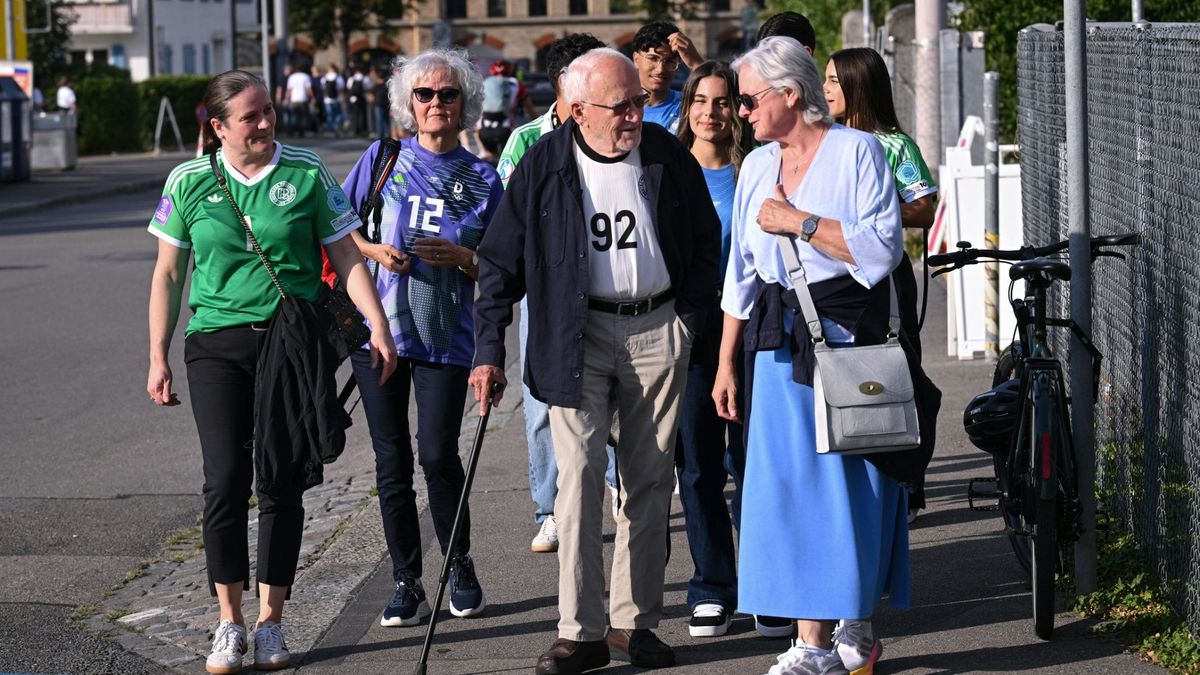 Opa Herbert (M.) auf dem Weg ins Stadion