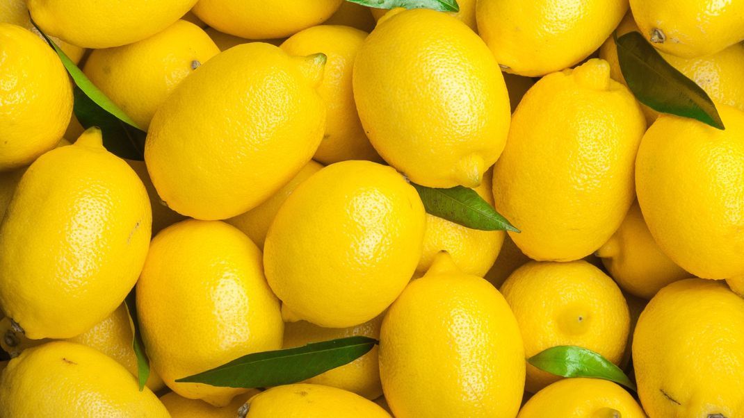 Zitronensaft ist nicht nur ein Immunbooster, sondern auch ein Fleckenlöser!