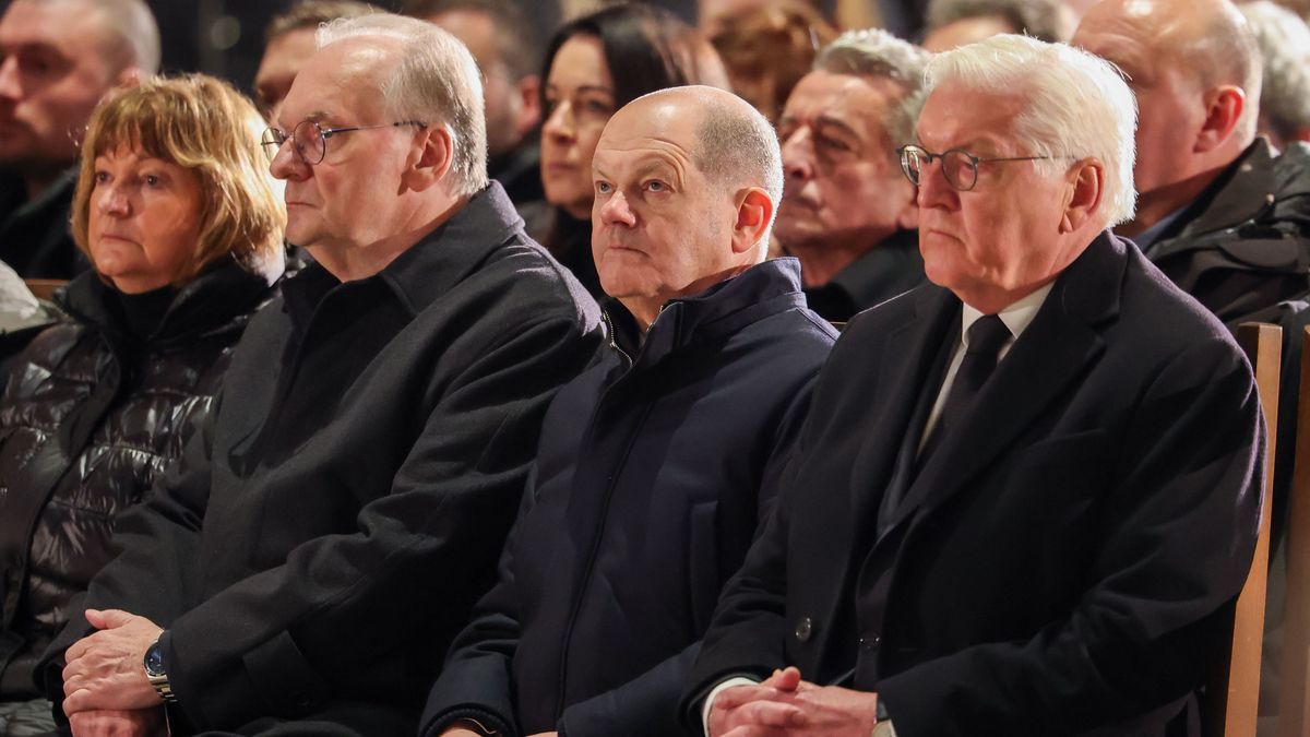 Bundespräsident Frank-Walter Steinmeier (rechts), Bundeskanzler Olaf Scholz, Sachsen-Anhalts Ministerpräsident Reiner Haseloff und seine Frau Gabriele bei der Gedenkveranstaltung im Magdeburger Dom.