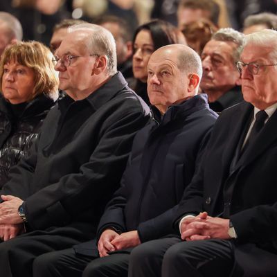 Bundespräsident Frank-Walter Steinmeier (rechts), Bundeskanzler Olaf Scholz, Sachsen-Anhalts Ministerpräsident Reiner Haseloff und seine Frau Gabriele bei der Gedenkveranstaltung im Magdeburger Dom.