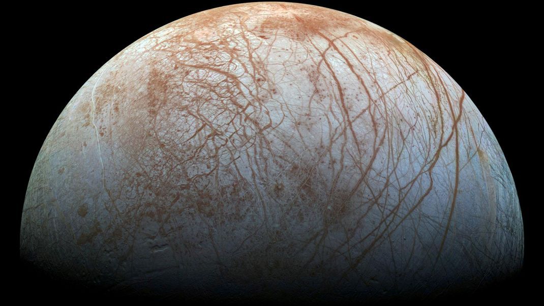 Forscher:innen haben mithilfe des "James Webb"-Weltraumteleskops auf dem Jupiter-Mond Europa einen Baustein des Lebens finden können.