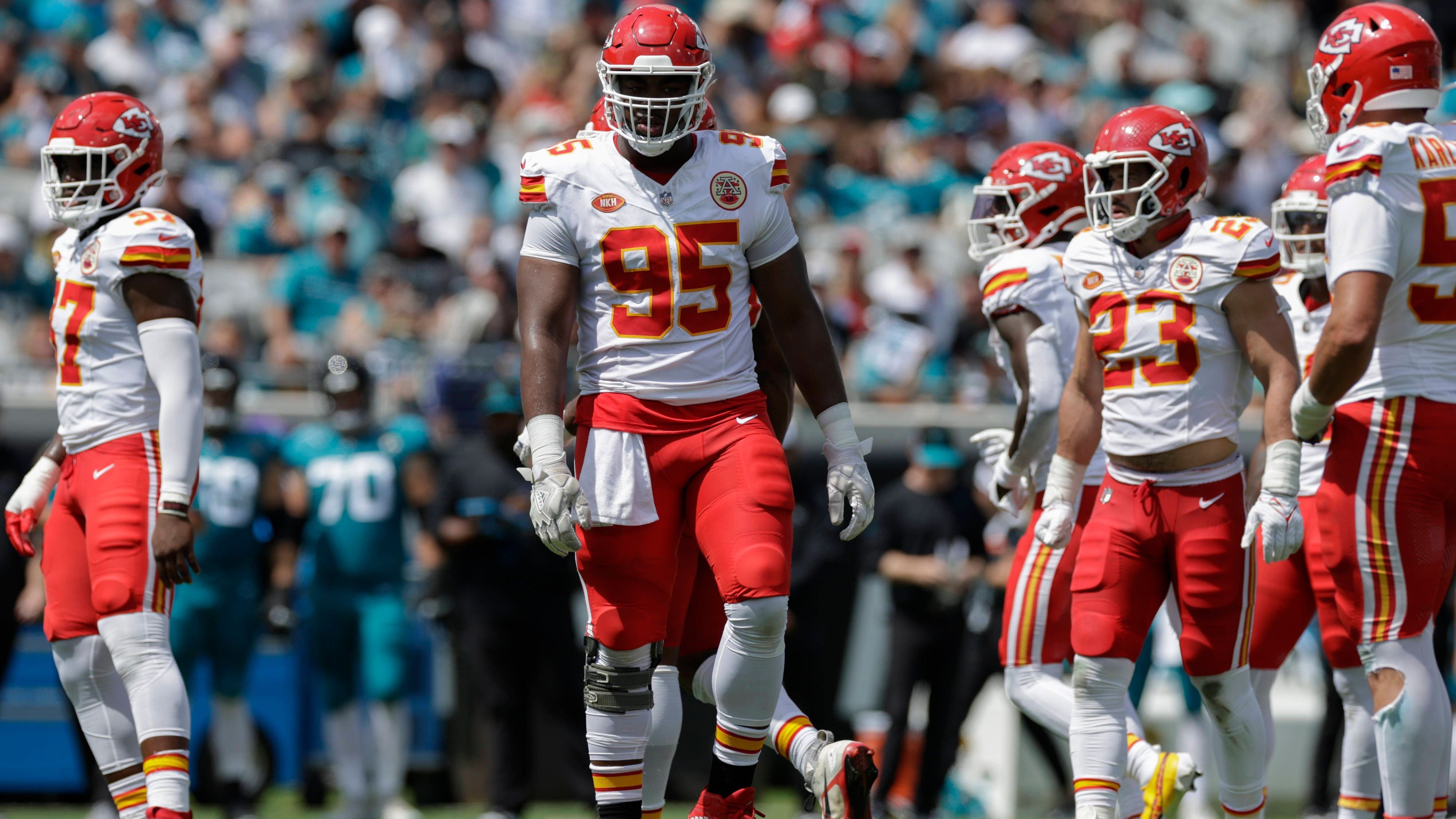 <strong>Chris Jones (Kansas City Chiefs)</strong> <br>Nachdem er die Auftakt-Niederlage gegen die Detroit Lions durch seinen Streik verpasste, knickten die Kansas City Chiefs ein und verbesserten die Bezüge von Chris Jones für 2023. Laut "ESPN" wird das Team es sich aber nicht leisten können, den Defense Tackle 2024 zu behalten. Daher dürfte der 29-Jährige extra motiviert sein.