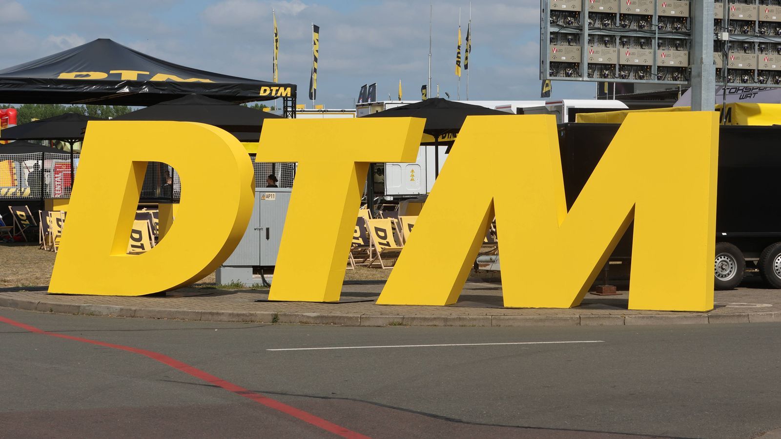 <strong>Gewinner: Paddock-Erlebnis / Schaeffler</strong><br>Der ADAC nahm nicht nur sportliche Veränderungen in der DTM vor. Auch das Paddock wirkt belebter als in den Jahren zuvor. Viele kleine Attraktionen wie Hüpfburgen, das Bällebad oder größere Hospitalities zieren das Fahrerlager. Allen voran der Schaeffler-Bereich glänzt als beliebtester Spot mit Top-Service. Den Fans wird mehr geboten zu günstigeren Preisen.