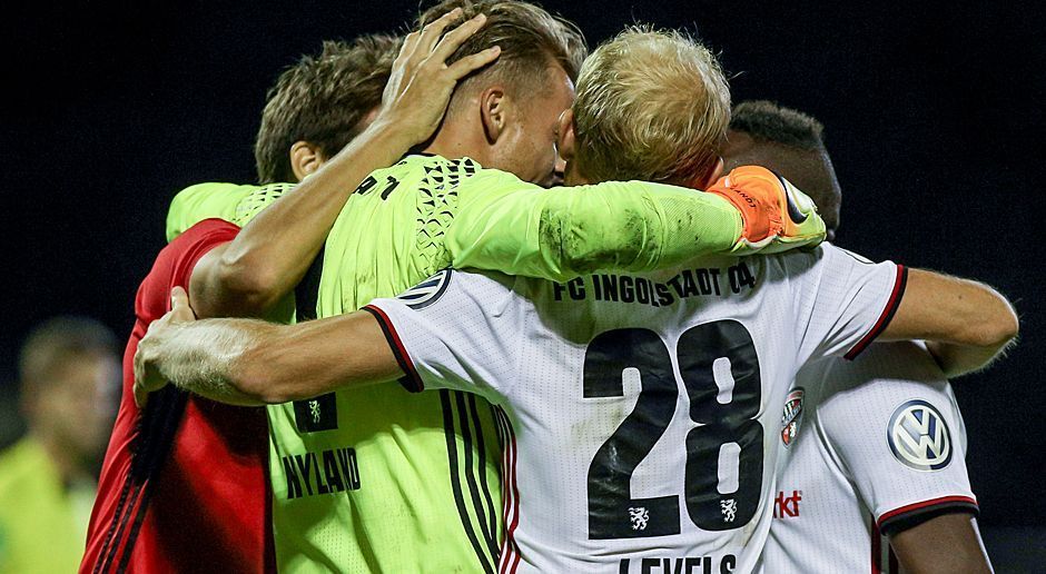 
                <strong>Platz 17: FC Ingolstadt</strong><br>
                Der Höhenflug des FC Ingolstadt hatte in den letzten Jahren einen Namen: Ralph Hasenhüttl. Der Österreicher führte den FCI aus den Niederungen der 2. Liga in die Bundesliga und schaffte dort souverän den Klassenerhalt. Nun steht Hasenhüttl bei RB Leipzig an der Seitenlinie. Sein Nachfolger Markus Kauczinski hat die schwere Aufgabe, den nicht gerade opulenten Kader der Schanzer in der Liga zu halten. Ein weiteres Problem: Mit Max Christiansen fehlte ein Leistungsträger wegen der Olympischen Spiele bei der Saisonvorbereitung. Am Ende reicht es knapp nicht.
              