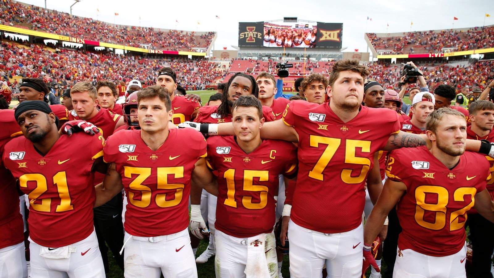 
                <strong>Iowa State Cyclones - wofür steht der Name?</strong><br>
                Als landwirtschaftliches College bekannt, nannten sich die Sportteams der Iowa State University zuerst "Cardinals". Am 29. September 1895 änderte sich das, als die Cardinals unter dem legendärem Coach Glenn "Pop" Warner die Northwestern Wildcats mit 36:0 schlugen. Am nächsten Tag schrieb die "Chicago Tribune" unter der Überschrift "Struck by a Cyclone": "Northwestern hätte wohl gestern genauso gut versuchen können, gegen einen Zyklon aus Iowa Football zu spielen. Seitdem ist das Team als Cyclones bekannt.
              