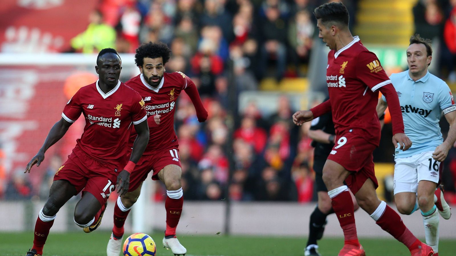 
                <strong>Mane, Salah und Firminho machen den Unterschied aus</strong><br>
                Die Mannschaft der vergangenen Saison, die das Champions-League-Finale erreichte und den 4. Platz in der Premier League belegte, wurde weitestgehend zusammengehalten. Das Prunkstück ist weiterhin das Offensiv-Trio Sadio Mané, Mohamed Salah und Roberto Firmino. Der bekannteste Abgang ist der deutsche Nationalspieler Emre Can, der zu Juventus Turin wechselte. ran.de Prognose: Liverpool ist für ManCity der Herausforderer Nummer 1.
              