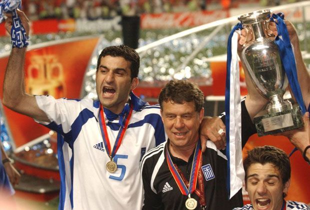 
                <strong>Juli 2004</strong><br>
                Griechenland wird Europameister, gewinnt das EM-Finale gegen Portugal 1:0.
              