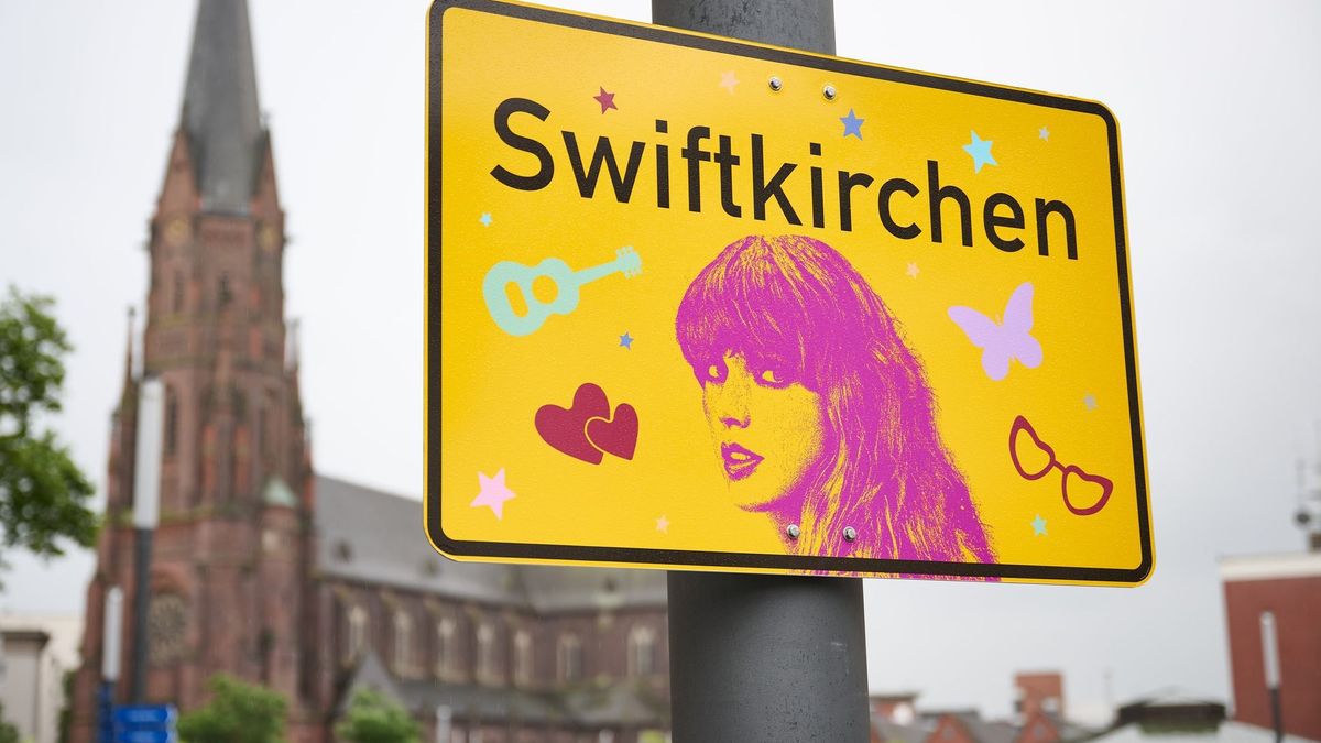 Ortsschild "Swiftkirchen" zu Ehren von Taylor Swift