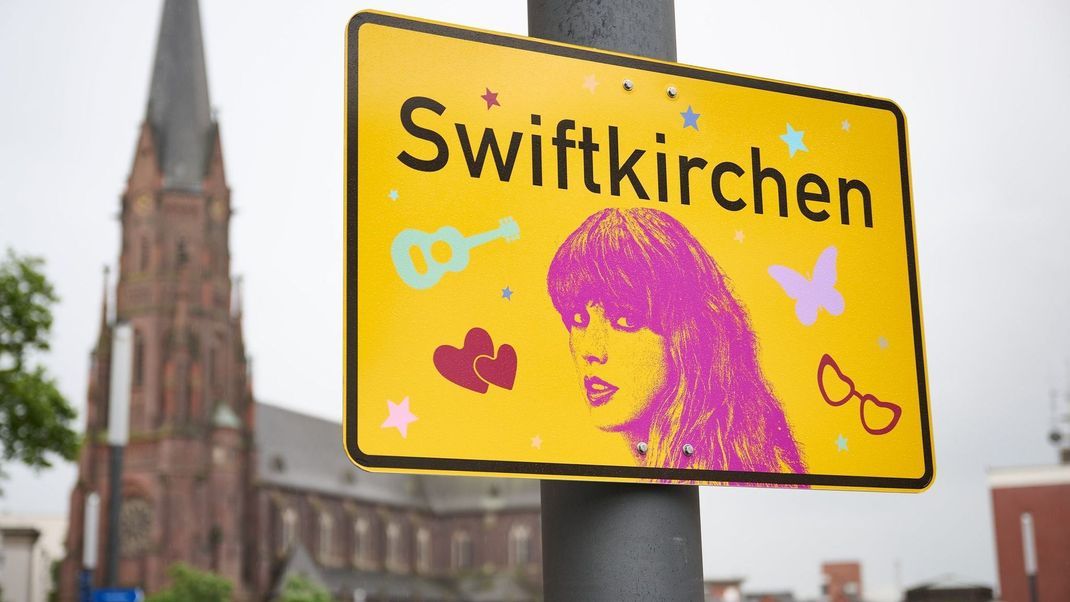 Schon Anfang des Monats hatte die Stadt begonnen, Ortsschilder mit der Aufschrift <strong>"Swiftkirchen"</strong> anzubringen.