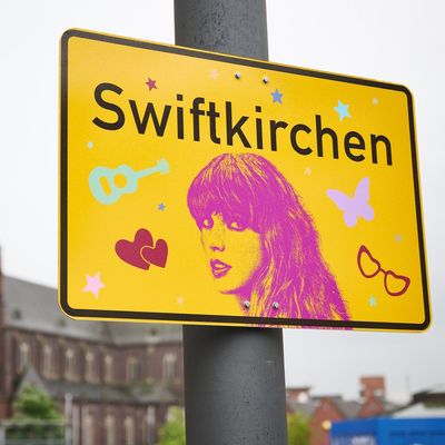 Ortsschild "Swiftkirchen" zu Ehren von Taylor Swift