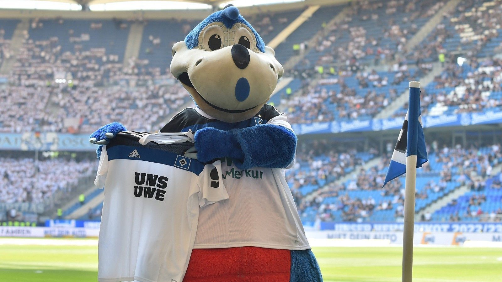 
                <strong>Sondertrikots mit "UNS UWE"</strong><br>
                Die HSV-Spieler tragen im Heimspiel Sondertrikots. "UNS UWE" auf der Brust und die Nummer 9 auf den Ärmeln. Maskottchen Dino Hermann zeigt die Sonderanfertigungen bereits vor dem Anpfiff.
              