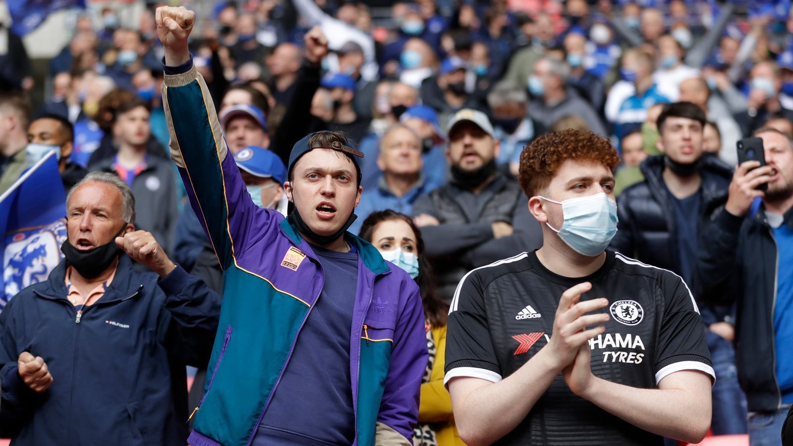 
                <strong>Chelseas Fans zunächst siegessicher</strong><br>
                Vor allem die Anhänger von Chelsea gaben sich zunächst zuversichtlich ob des Gewinns im Finale des FA-Cups. Der Favorit aus London musste sich aber letztlich geschlagen geben. Somit müssen die "Blues" und ihre Fans weiter auf den ersten FA-Cup-Sieg seit 2018 warten. Bislang gewannen die Londoner acht Mal in der Vereinsgeschichte den FA-Cup.
              