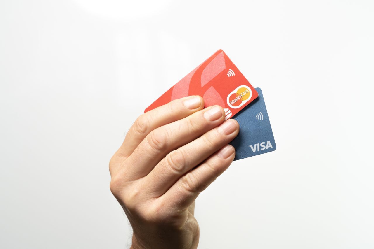 Kreditkarten von Mastercard und Visa im direkten Vergleich. Das Signalzeichen an der Seite ist der Hinweis, dass mit der Karten kontaktloses Zahlen möglich ist.