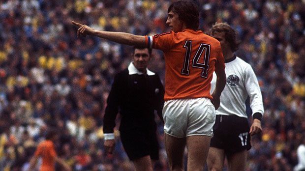 
                <strong>2. Cruyff als Stammspieler mit der Nummer 14</strong><br>
                2. Cruyff trägt als erster Stammspieler eine Rückennummer jenseits der 11! Seine feste Rückennummer besitzt der Weltstar zum damaligen Zeitpunkt längst. Weil sich Ajax-Kollege Gerrie Mühren im Oktober 1970 mit Cruyffs bisheriger Nummer 9 schmückt, weicht der von einer Hüftverletzung genesene Stürmer auf die 14 aus - und gibt sie nie mehr ab.
              