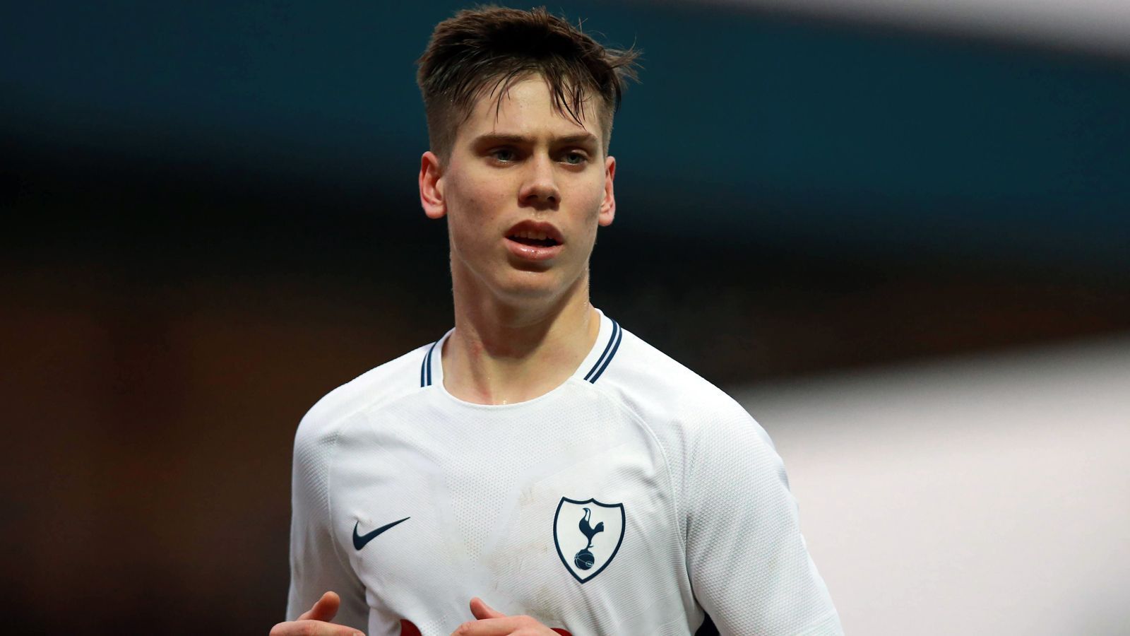 
                <strong>Juan Foyth (Argentinien)</strong><br>
                Der argentinische Innenverteidiger Juan Foyth steht seit über einem Jahr bei Tottenham Hotspur unter Vertrag, gespielt hat er jedoch bislang nur acht Mal. Umso überraschender kommt die Nominierung des 20-Jährigen für die argentinische Nationalmannschaft für die Länderspiele gegen den Irak und Brasilien, zumal Foyth in der Saison 2018/19 noch überhaupt keinen Pflichtspiel-Einsatz für die Londoner vorzuweisen hat. Doch Argentiniens Interims-Coach Lionel Scaloni zeigte auch schon beim Lehrgang im September, dass er nicht nur auf die großen Namen setzt - vielleicht eine Chance für Foyth, um demnächst sogar zu seinem ersten Länderspiel-Einsatz zu kommen und nicht nur mal dabei zu sein im Kreis der Gaucho-Stars.
              