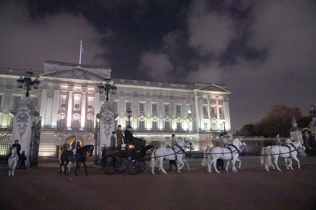 Vor dem Buckingham-Palast ist es am Dienstagabend zu einer Explosion gekommen.