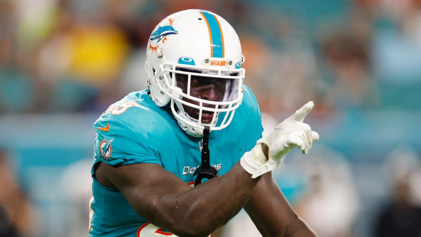 
                <strong>Dolphins-Linebacker überragt</strong><br>
                Einen richtigen Sahnetag erwischte derweil Miami-Linebacker Sam Eguavoen. Beim 37:17-Sieg gegen die Falcons gelangen ihm elf Tackles, vier Sacks, vier Tackles for Loss und vier Quarterback Hurries. Eine bärenstarke Leistung des 28-Jährigen.
              
