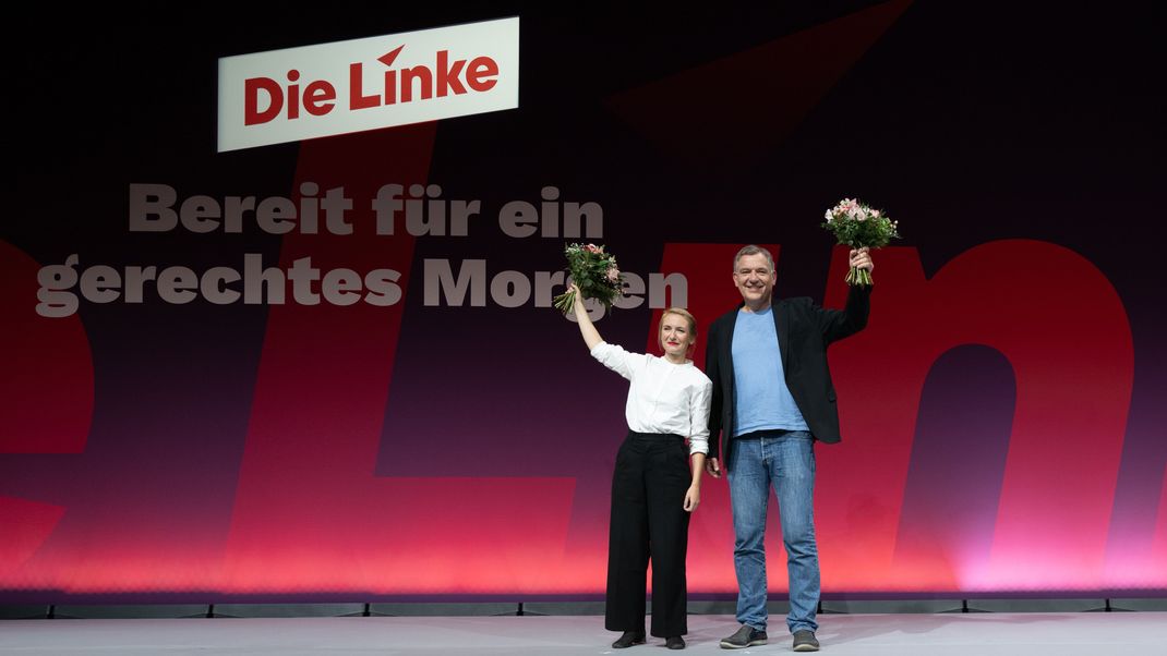 Ines Schwerdtner (l) und Jan van Aken, neue Vorsitzende der Linken, freuen sich nach ihrer Wahl auf dem Bundesparteitag der Partei Die Linke. Das neue Führungsduo wurde mit großer Mehrheit gewählt.