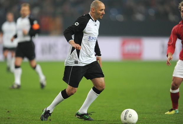 
                <strong>Oliver Neuville</strong><br>
                Oliver Neuville war unermüdlich auf dem Spielfeld. Der Stürmer spielte zehn Jahre in der deutschen Nationalmannschaft, erzielte 2006 bei der WM zwei Tore. Derzeit ist Oliver Neuville Co-Trainer der U19-Mannschaft in Gladbach. 
              