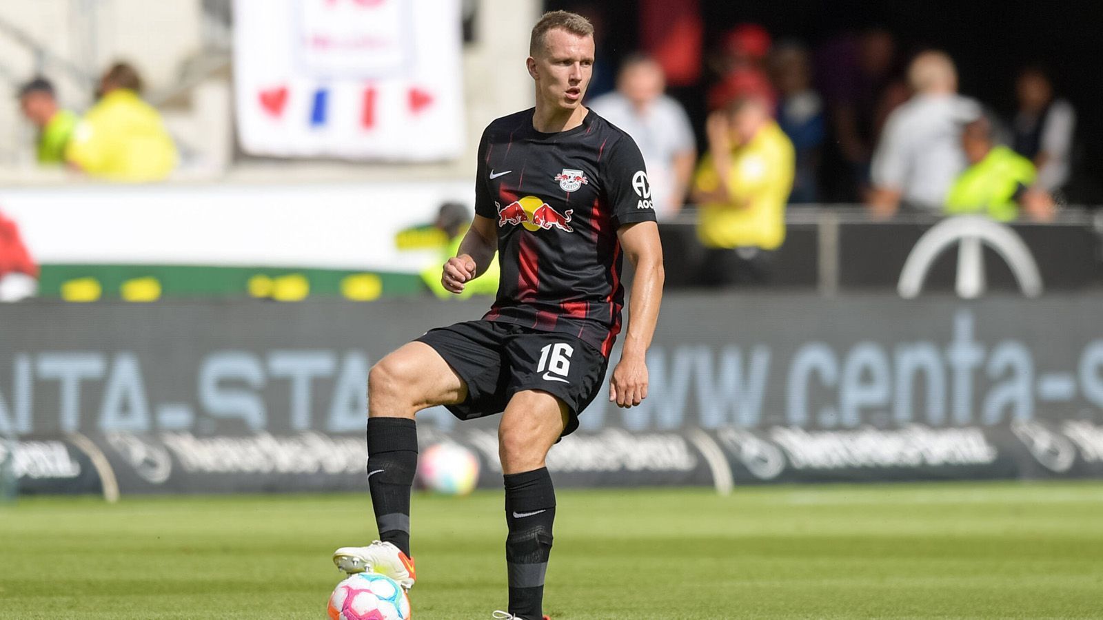 
                <strong>Lukas Klostermann (RB Leipzig)</strong><br>
                Aus dem Lazarett zur Weltmeisterschaft: Klostermann hat sein letztes Bundesligaspiel am 7. August absolviert und laborierte seitdem an einem Syndesmosebandanriss. Bei den letzten beiden Bundesligaspielen stand er im Kader, ohne zum Einsatz zu kommen. Flick nominierte ihn nach Rücksprache mit den Leipzigern trotzdem, weil es auf der Position des Rechtsverteidigers kaum Alternativen gibt.
              