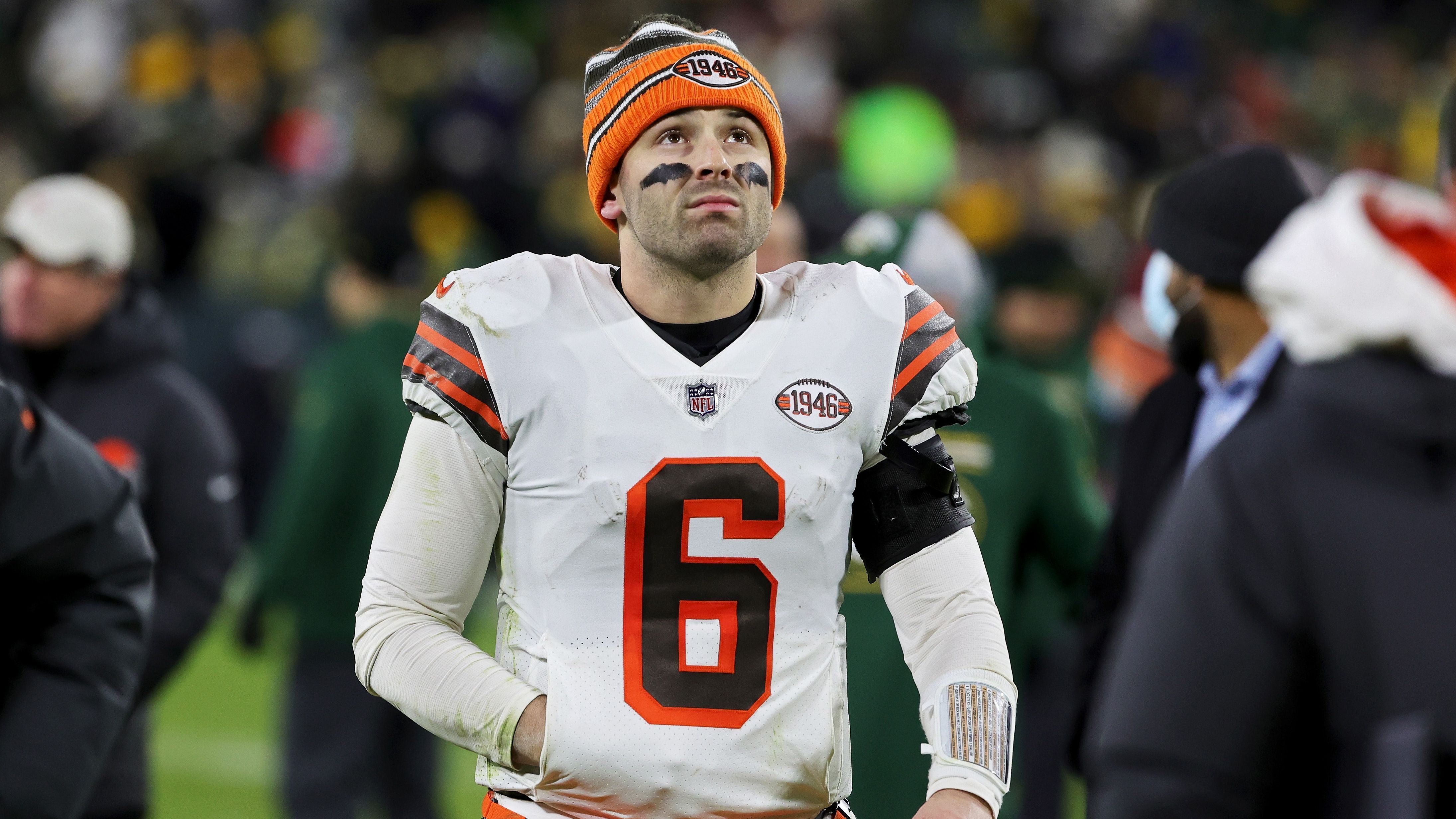 
                <strong>First Overall Pick 2018: Baker Mayfield (Quarterback, Cleveland Browns)</strong><br>
                Nachdem er die Debüt-Saison noch als Backup für die Cleveland Browns begonnen hatte, erlebte Mayfield eine der besten Spielzeiten eines Rookie-Quarterbacks in der Geschichte der Liga. Im Jahr 2018 schloss Mayfield fast 64 Prozent seiner Pässe inklusive 27 Touchdown-Pässen ab, während er die Browns - ein Team, das in den beiden vorangegangenen Saisons nur ein Spiel gewonnen hatte - zu sechs Siegen in 13 Starts führte. Sein Erfolg führte dazu, dass er zum "Offensive Rookie of the Year" ernannt wurde. Mayfield erlebte eine steinige Saison 2019, in der er fast so viele Interceptions (21) wie Touchdown-Pässe (22) warf. 2020 führte die Browns zu einer regulären Saisonbilanz von 11:5 und warf drei Touchdown-Pässe bei Clevelands Sieg in der Wild Card Round der Playoffs gegen die Pittsburgh Steelers. Im Jahr 2021 musste er jedoch einen weiteren Rückschlag hinnehmen, da Verletzungen sein Spiel erheblich behinderten, während die Browns eine 8-9-Bilanz erzielten. Nach dem Trade für Deshaun Watson suchte Mayfield sein Glück in der Vorsaison andernorts. Fuß fassen und konstante Leistungen zeigen konnte er seitdem aber nirgendwo so richtig. Nach seinem Trade zu den Carolina Panthers wurde er bereits wenige Monate danach entlassen. Bei den Rams sprang er dann für den verletzten Stafford ein. Zur neuen Saison will der 27-Jährige nun das Ruder bei den Tampa Bay Buccaneers herumreißen.
              