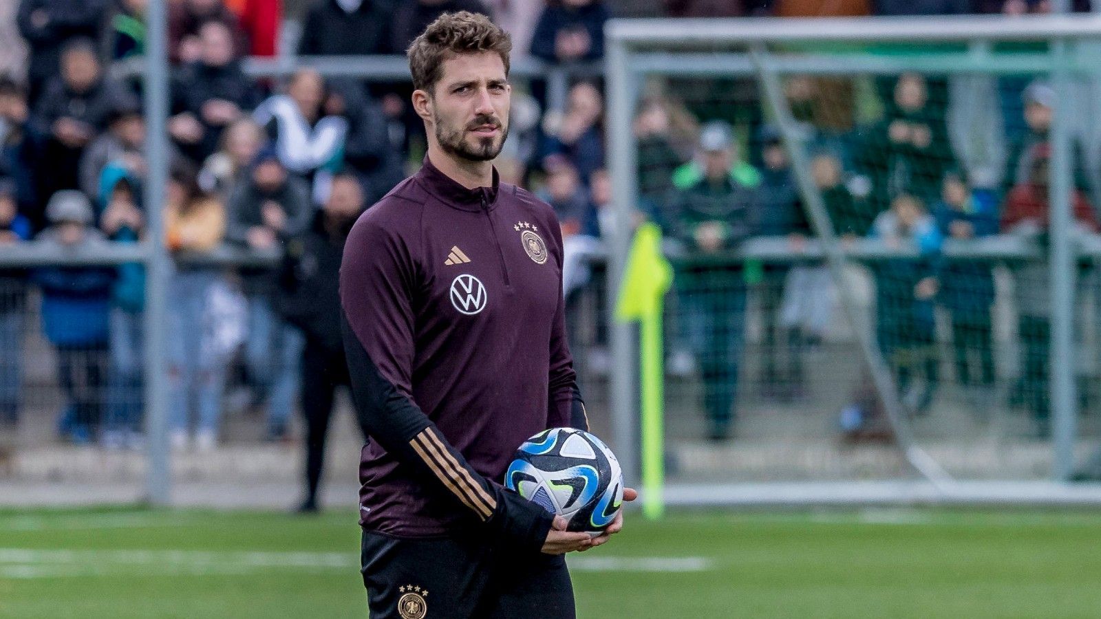 
                <strong>Kevin Trapp (Eintracht Frankfurt)</strong><br>
                Aus der Champions League ist der Keeper mit der Eintracht nach den Pleiten gegen Neapel ausgeschieden, auch in der Bundesliga läuft es nicht allzu rund. In der Tabelle steht nur Rang sechs zu Buche, am Wochenende setzte es gegen Union Berlin eine 0:2-Klatsche, bei der Trapp gleich zweimal getunnelt wurde. Keine schlimmen Patzer, vor allem aber das zweite Tor hätte er parieren können. Formbarometer: Könnte besser sein
              