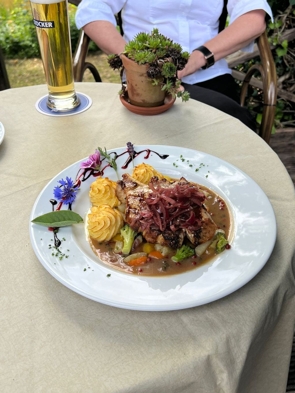 Gegrilltes Schweinekottelet mit roten Zwiebeln auf Cognac-Pfeffersoße ...