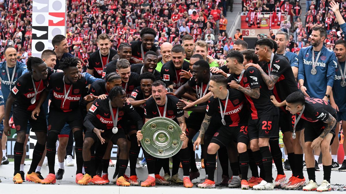 LEVERKUSEN - Granit Xhaka of Bayer 04 Leverkusen with the Bundesliga Meisterschale ( Bayer 04 Leverkusen coach , Edmond Tapsoba, Arthur, Patrik Schick, goalkeeper Matej Kovar, Noah Mbamba, Nathan T...