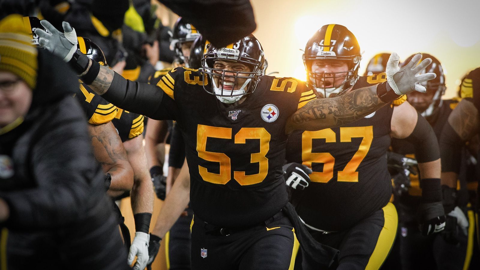 
                <strong>Platz 5: Pittsburgh Steelers</strong><br>
                Die Verletzungsprobleme von James Connor und das frühe Saisonaus von Ben Roehtlisberger waren mitverantwortlich dafür, dass die Steelers' Offensive Line 2019 vermehrt unter Beschuss stand. Auf dem Papier hat die Truppe von Mike Tomlin jedoch eine Menge Qualität. Maurkice Poncey, Alejandro Villanueva und David DeCastro liefern seit Jahren überdurchschnittliche Leistungen ab, Matt Feiler hat sich als Right Tackle bewährt und mit Stefen Wisniewski hat Pittsburgh einen gestandenen Guard verpflichtet, der in der vergangenen Spielzeit spät im Jahr bei den Kansas City Chiefs als Guard eingesetzt wurde und sofort abgeliefert hat. Bleibt Big Ben fit, kann diese Offensive Line richtig ein Comeback-Jahr feiern. 
              