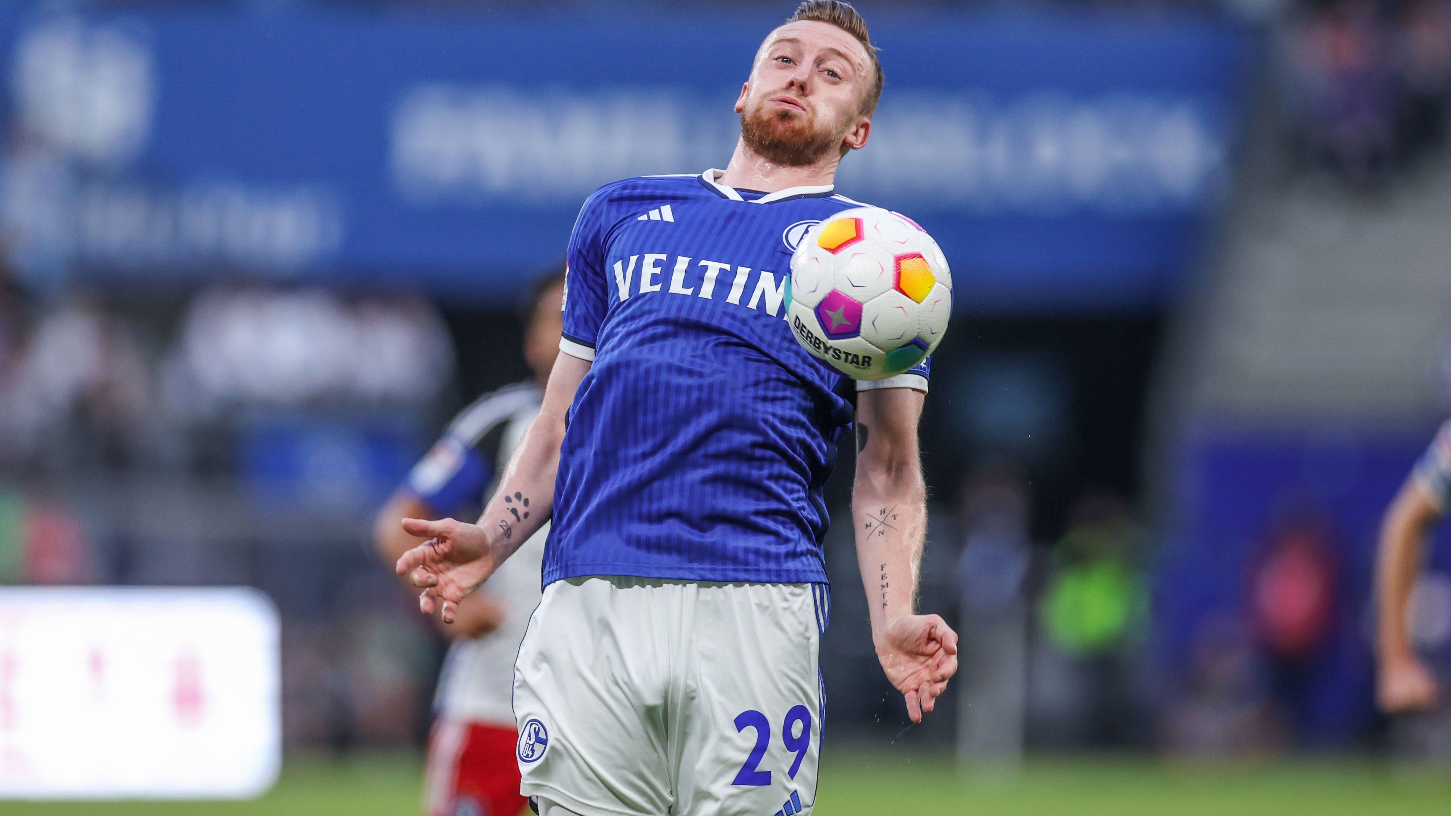 <strong>Tobias Mohr (FC Schalke 04)</strong><br>Soll auf den Flügen ebenfalls für Gefahr sorgen. Verpasst in der 41. Minute eine gute Chance zur zwischenzeitlichen Führung, kann dem stets agilen Karaman auf der anderen Schalker Flügelseite leistungstechnisch nicht ganz folgen. Insgesamt fehlt es ihm meist an Durchschlagskraft. Folglich muss er vor Karaman und in der 60. Minute weichen. <strong><em>ran</em>-Note: 4</strong>