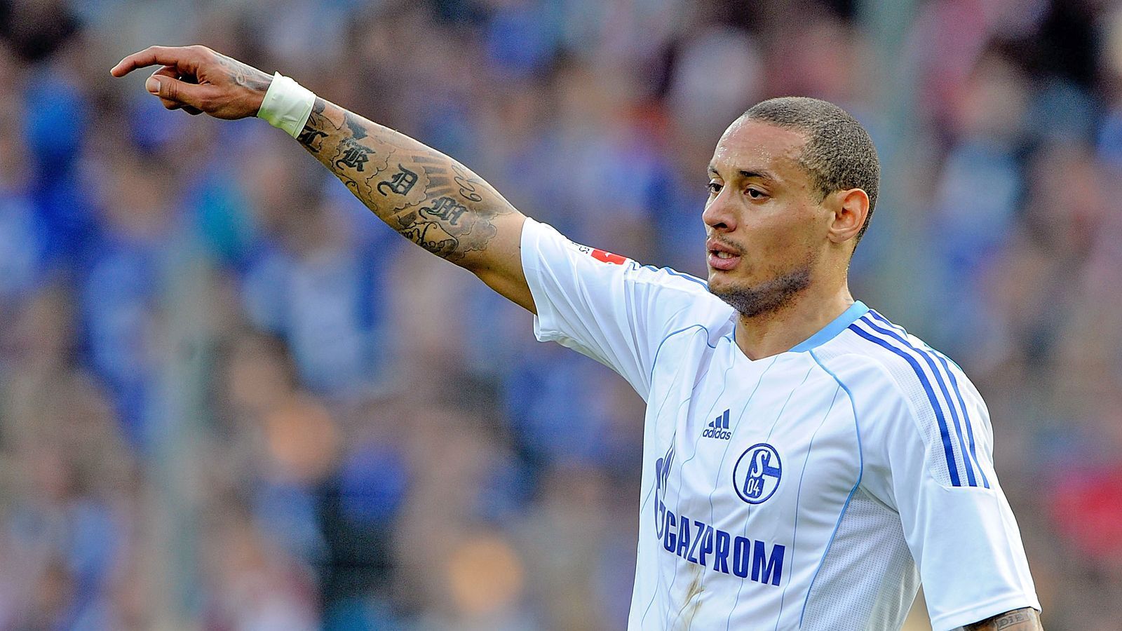 
                <strong>Zentrales Mittelfeld: Jermaine Jones</strong><br>
                Spiele: 102Tore: 5Erfolge: 1x DFB-Pokalsieger
              