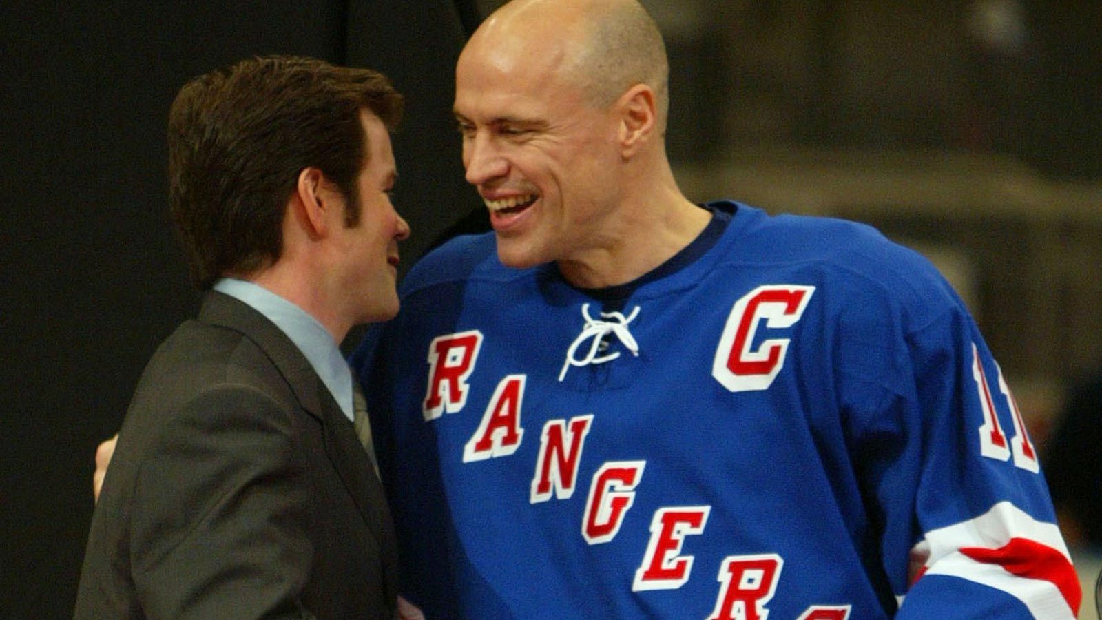 <strong>Platz 9: Mark Messier (1979 bis 2004 - 694 Tore)</strong><br>
                Mark Messier ist der einzige Spieler, der zwei verschiedene Teams als Kapitän zum Titelgewinn führte. Er gewann sechs Mal den Stanley Cup und wurde zwei Mal mit der Hart Memorial Trophy als bester Spieler der regulären Saison ausgezeichnet. Der Kanadier spielte in der NHL für die Edmonton Oilers, NY Rangers und Vancouver Canucks.