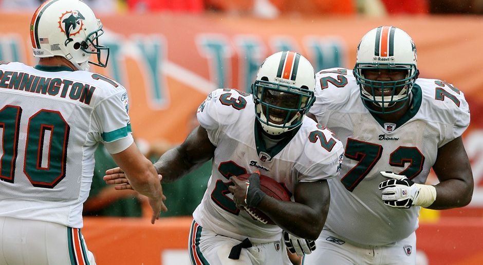 
                <strong>Miami Dolphins 2008: Verbesserung um 10 Siege</strong><br>
                In der Saison 2008 holten die Dolphins elf Siege und den Titel in der AFC East, nachdem sie in der Vorsaison nur ein einziges Spiel für sich entscheiden konnten. Sie sind damit bis heute die einzige Franchise, die nach einer Saison mit nur einem Sieg in der kommenden Spielzeit den Divisionstitel gewannen. Die Saison war die erste unter dem neuen Head Coach und viel zu früh verstorbenen Tony Sparano. Allerdings scheiterten auch die Dolphins in der ersten Runde der Playoffs und erreichten erst acht Jahre später wieder einen Winning Record.
              