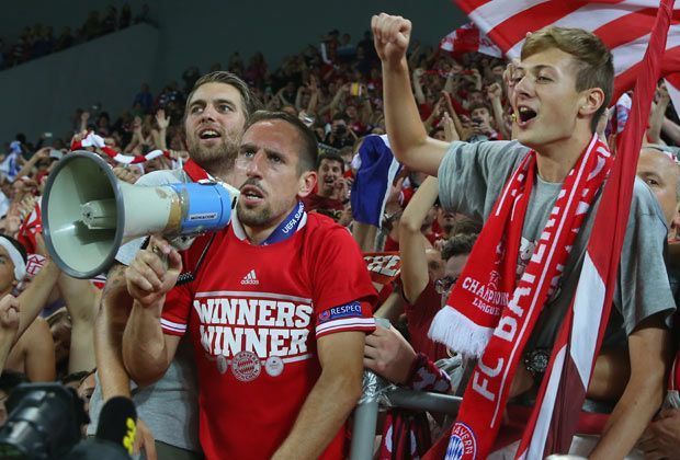 
                <strong>Spieler der Hinrunde: Franck Ribery</strong><br>
                Er ragt aus einem überragenden Team noch heraus: Franck Ribery wirbelt die Abwehrreihen der Konkurrenz Woche für Woche durcheinander, hat großen Anteil an den Erfolgen. Europas Fußballer des Jahres ist der Franzose schon, folgt am 13. Januar die Krönung zum Besten der Welt?
              