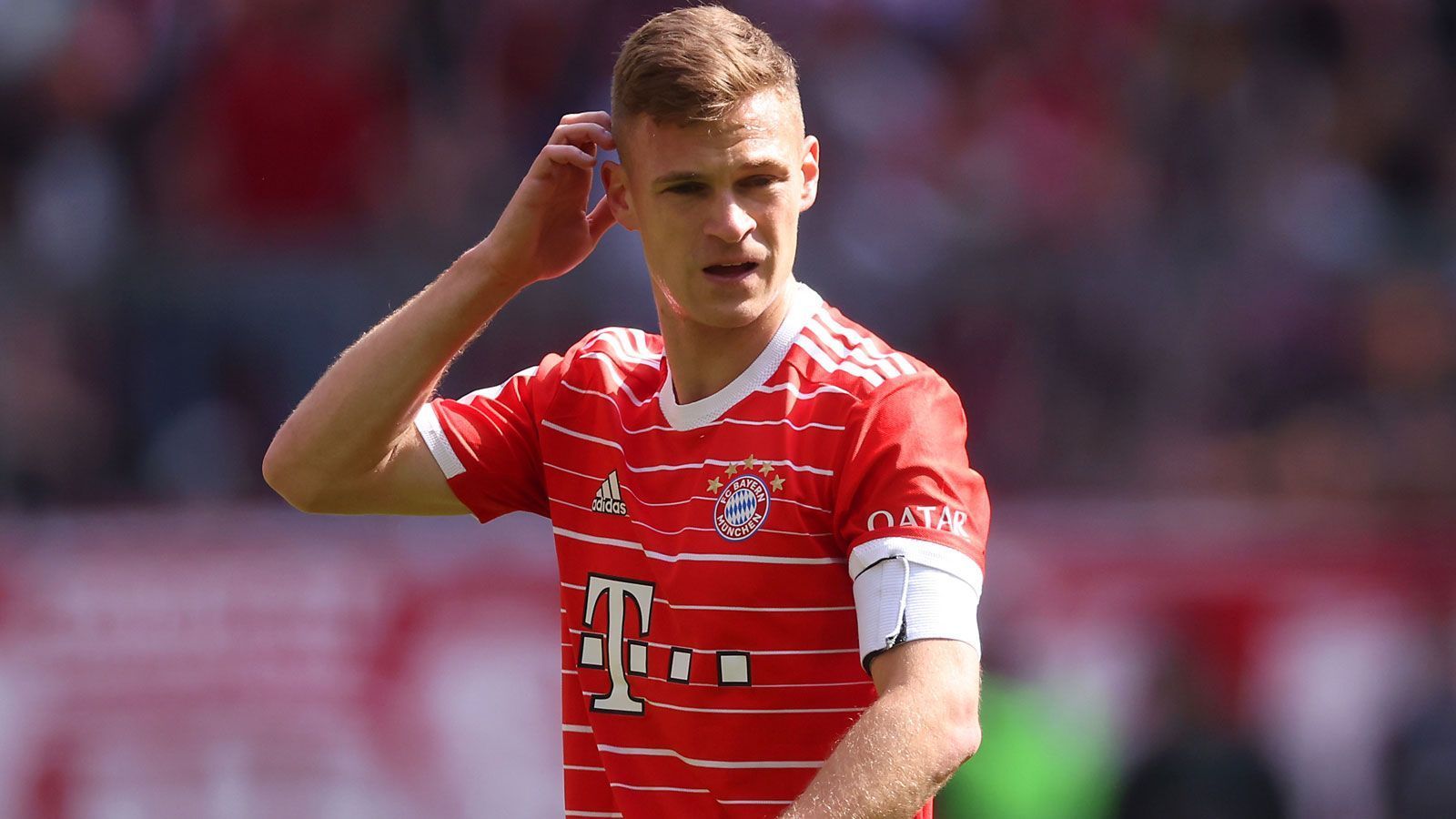 
                <strong>Joshua Kimmich</strong><br>
                Ist defensiv fast gar nicht gefordert und verteilt viele Bälle in der Offensive, doch der letzte Pass kommt lange nicht an. Dann aber mit den zwei entscheidenden Vorlagen zu den Treffern von Gnabry und Coman. ran-Note: 2
              