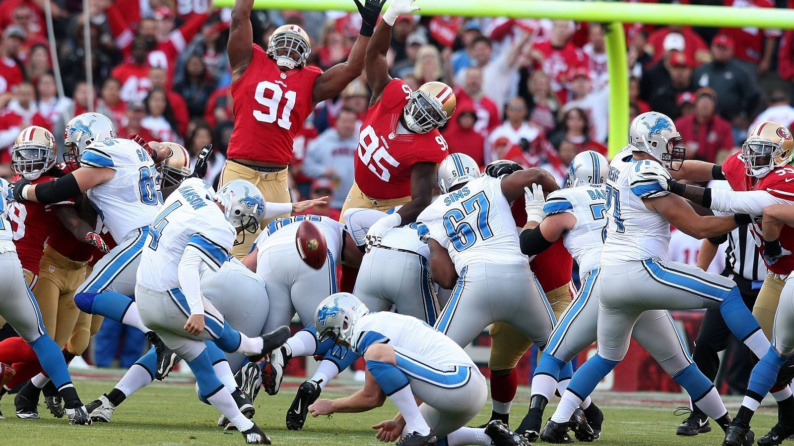 
                <strong>Platz 4: Jason Hanson, 495 Field Goals</strong><br>
                Zwanzig Jahre lang beförderte Jason Hanson den Ball zwischen die Torstangen der NFL. Besonders beeindruckend ist, dass Hanson nur für die Detroit Lions spielte, wodurch er bis heute einen Rekord hält: Kein anderer Spieler absolvierte mehr Spiele für lediglich ein Team.
              