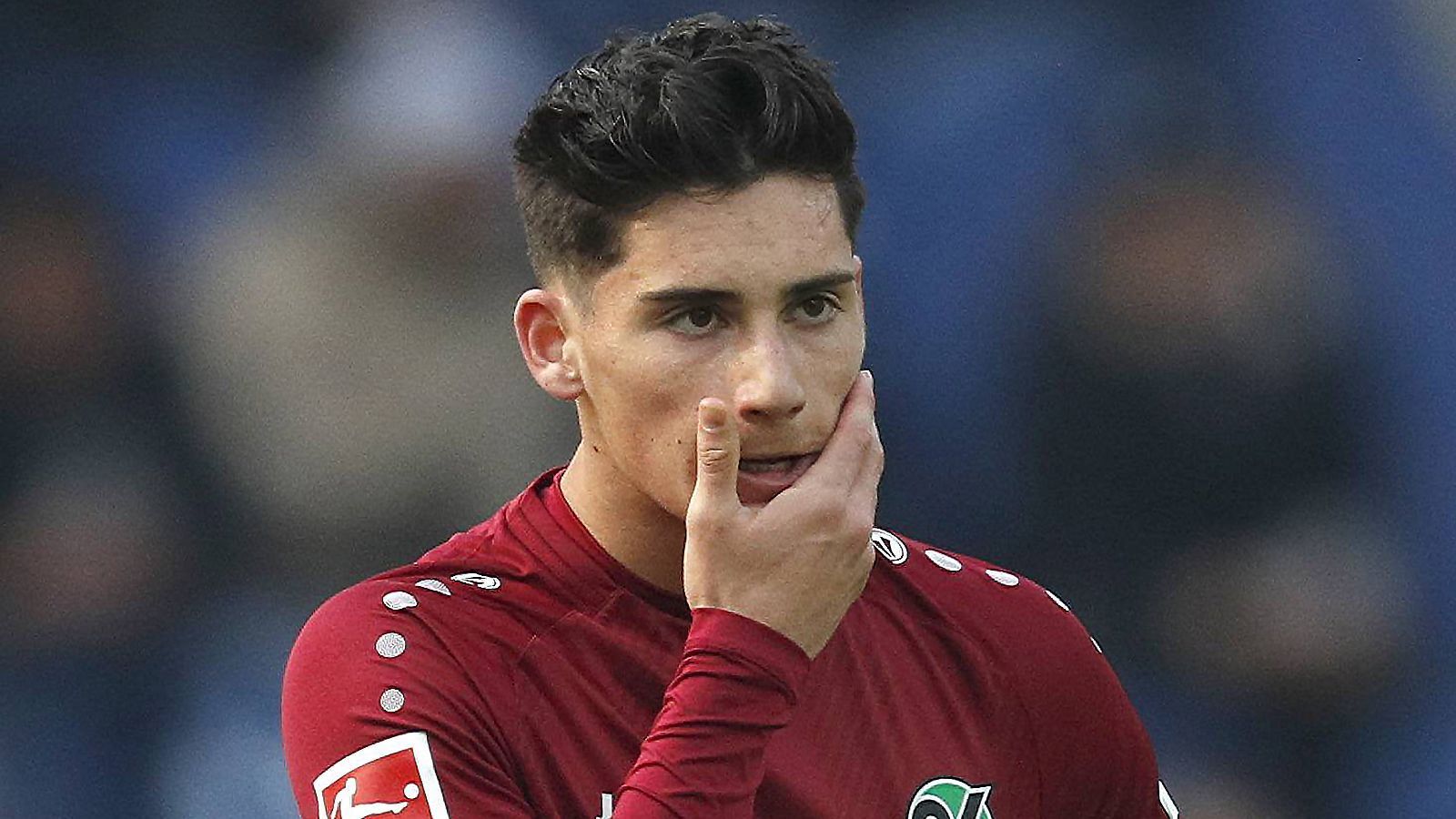 
                <strong>Sebastian Soto</strong><br>
                Noch offen ist die Zukunft von Stürmer-Talent Sebastian Soto. Beim 18-Jährigen, der zuletzt auch schon in der Bundesliga ran durfte, arbeitet Hannover angeblich vergebens an einer Vertragsverlängerung über 2020 hinaus. Sollte das so bleiben, könnte offenbar auch der US-Amerikaner zu einem möglichen Wechselkandidaten werden. In der A-Junioren-Bundesliga überzeugte der Teenager auf jeden Fall schon mal mit seinen 16 Saisontoren bei 23 Einsätzen.
              