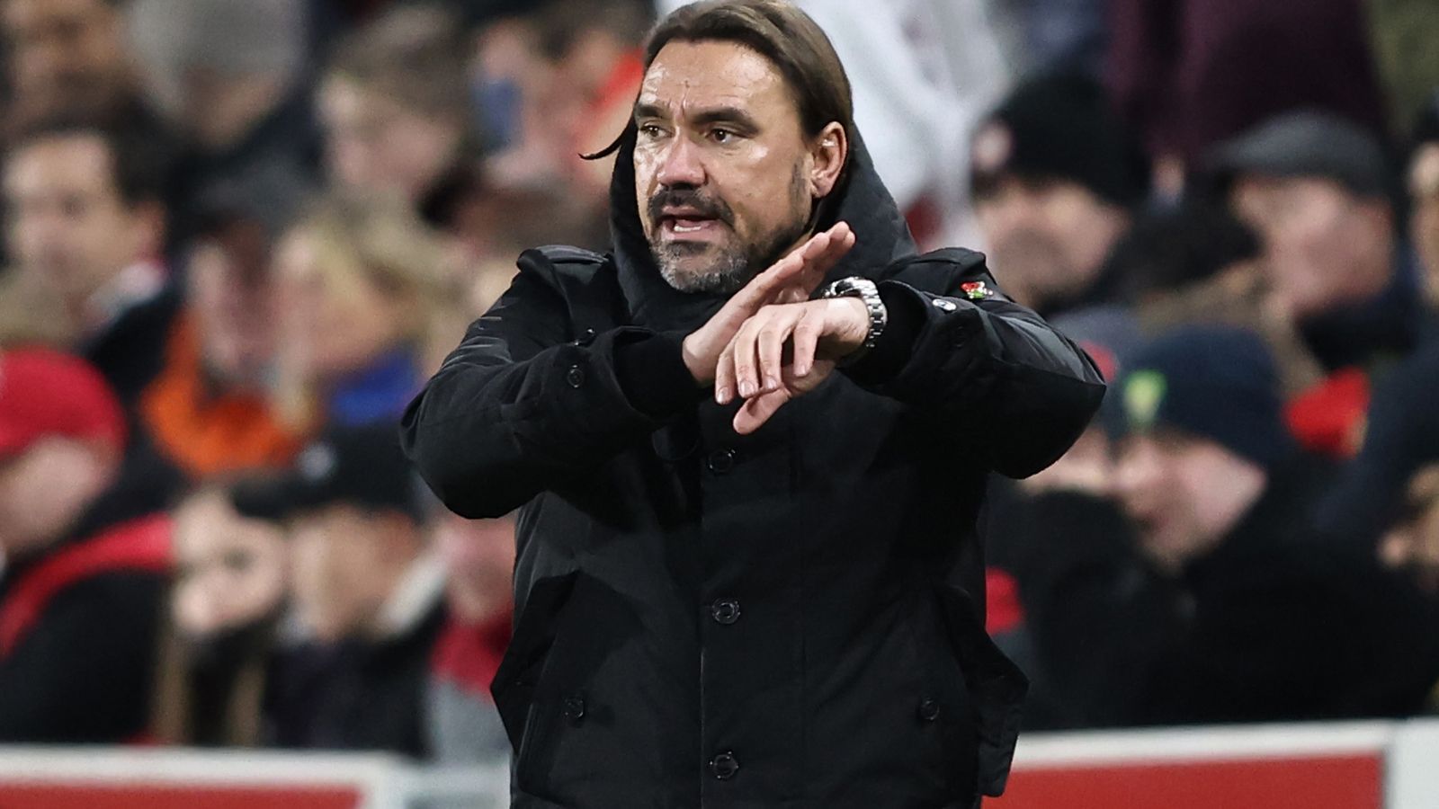 
                <strong>Daniel Farke</strong><br>
                Und noch ein potenzieller Kandidat mit BVB-Historie: Daniel Farke trainierte die zweite Mannschaft der Dortmunder von 2015 bis 2017. Danach führte er Norwich City zweimal in die Premier League. Zuletzt war Farke beim russischen FK Krasnodar angestellt. Wegen des Ukraine-Krieges verließ der 45-Jährige den Klub aber noch vor dem Start der russischen Ligasaison. Laut "Sky" soll Schalke schon im vergangenen Jahr den Kontakt zu Farke gesucht haben. Nun wäre er auf dem Markt.
              