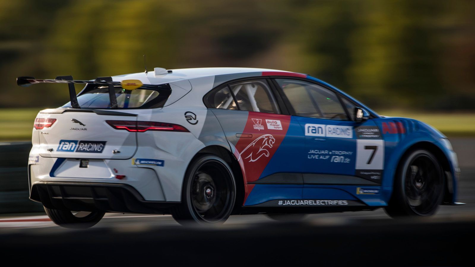 
                <strong>Jaguar I-PACE eTrophy: Das sind die Fahrer und Teams</strong><br>
                Powell kehrte nach einer mehrjährigen finanziell bedingten Zwangspause in der vergangenen Saison zurück in den professionellen Motorsport, in der neu gegründeten W Series wurde sie Gesamt-Dritte. Jetzt hat sie große Ziele für die anstehende Saison. "Ich habe meine erste Erfahrung im elektrischen Motorsport in Saudi-Arabien letztes Jahr sehr genossen, und es ist toll, wieder hier zu sein", so Powell. "Ich habe die erste Saison aus einiger Entfernung verfolgt, doch jetzt bin ich hier, um zu gewinnen."
              