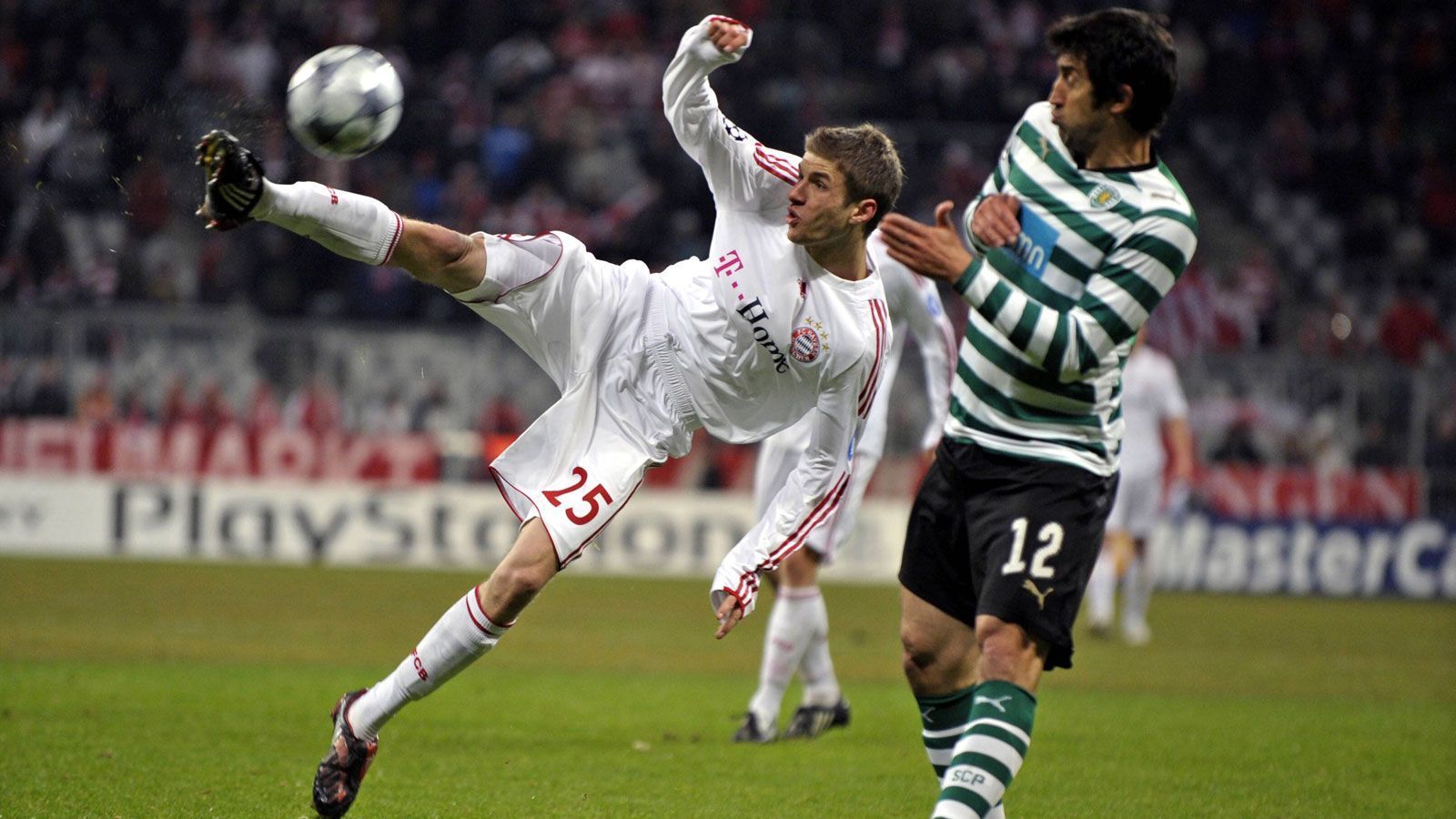 
                <strong>Platz 8: Thomas Müller</strong><br>
                Alter: 19 Jahre, fünf Monate und 25 TageDamaliger Verein: FC Bayern MünchenGegner und Endergebnis: 7:1 gegen Sporting Lissabon (09/10)
              