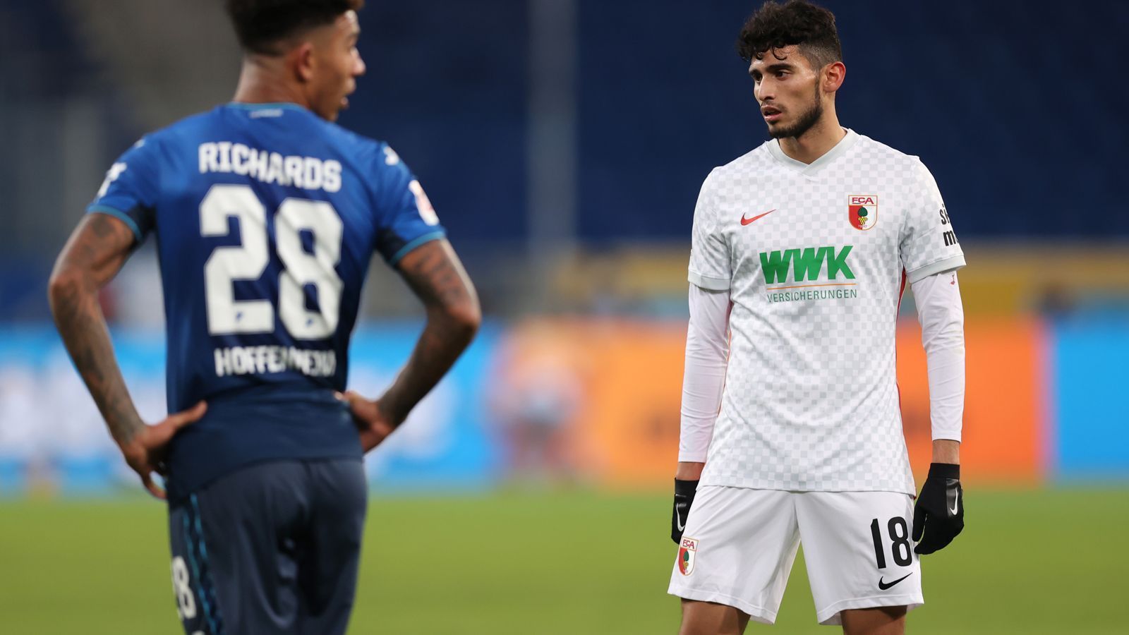 
                <strong>Gewinner: Die US-Nationalmannschaft</strong><br>
                Dass die Bundesliga ein gutes Pflaster für US-Talente ist, hat sich spätestens seit Christian Pulisic, Giovanni Reyna oder Chris Richards (l.) herumgesprochen. Denn in diesem Winter spülte es gleich vier weitere Youngster aus der MLS nach Deutschland. Allen voran Augsburgs Rekordtransfer Ricardo Pepi (r.), der für über 16 Millionen Euro zu den Schwaben kam. Dazu kommen mit Linksverteidiger George Bello (20 Jahre, neu bei Bielefeld), Innenverteidiger Justin Che (18 Jahre, TSG Hoffenheim) und Mittelfeldmann Kevin Paredes (18 Jahre, VfL Wolfsburg) drei weitere Talente, die ihr Glück in Deutschland suchen. Für das US-Nationalteam bedeutet das noch mehr Spieler mit wertvoller Erfahrung im europäischen Ausland. Für die Bundesliga wohl noch mehr Aufmerksamkeit im Wachstumsmarkt USA.
              