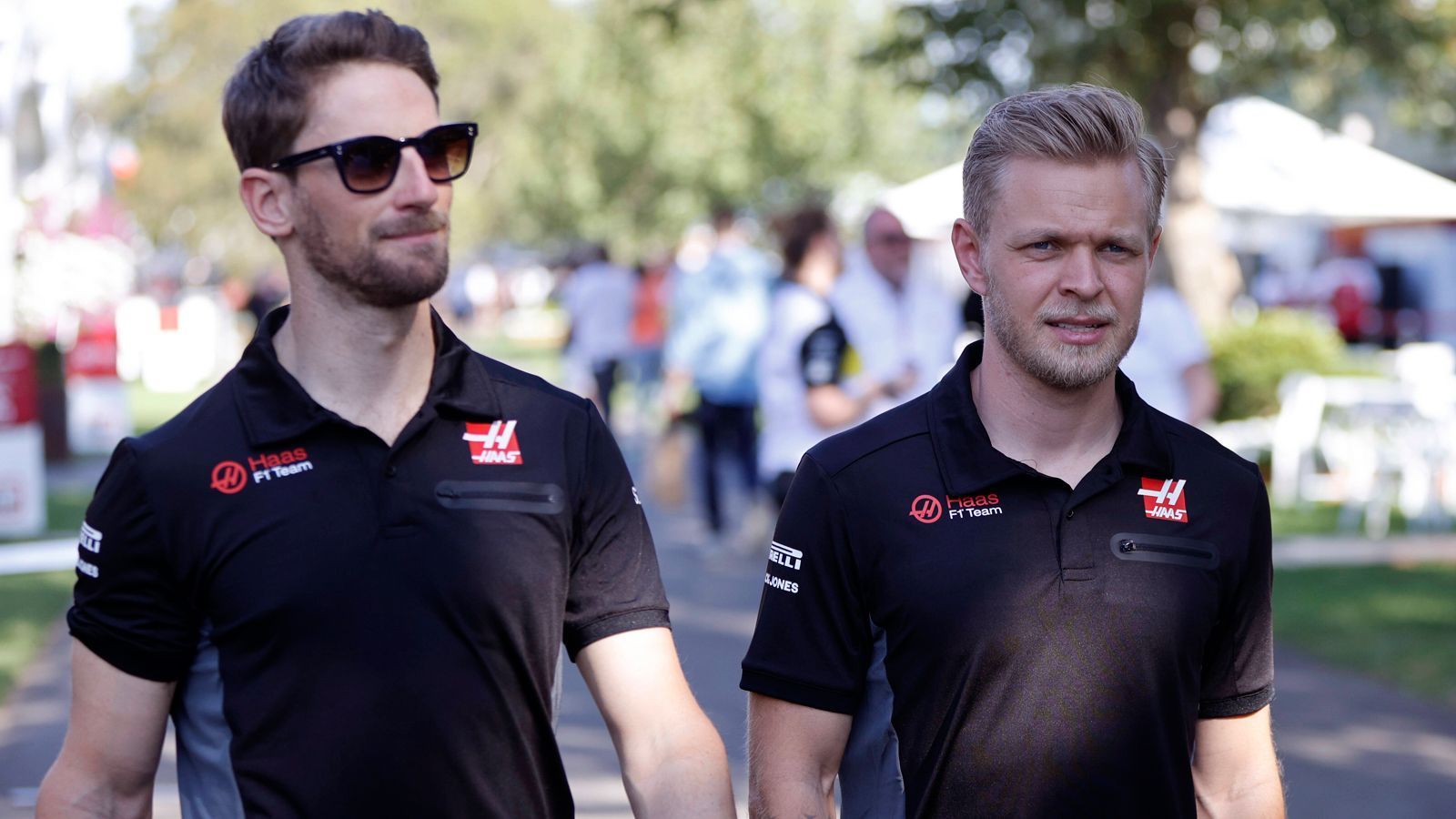 
                <strong>Die Bruchpiloten: Romain Grosjean und Kevin Magnussen</strong><br>
                Kaum eine Fahrerpaarung balanciert so oft zwischen Genie und Wahnsinn wie die beiden Fahrer des Haas Teams. Grosjean (l.) ist bei Kollegen und Fans in gleichen Maßen für seine Unfallanfälligkeit bekannt, sei es beim Rausfahren aus der Boxengasse oder während der Safety Car-Phase. Gelingt ihm ein perfektes Rennen ist der Franzose ein guter Kandidat für Punkte, ebenso wie sein dänischer Teamkollege Kevin Magnussen (r.). Magnussen scheut keinen engen Zweikampf und verteidigt sich mit allen Mitteln, zur Not auch gegen seinen eigenen Stallgefährten. Stehen sich die beiden Fahrer auf der Strecke nicht im Weg, könnte sich Haas mit Glück am oberen Ende des Mittelfelds etablieren.
              