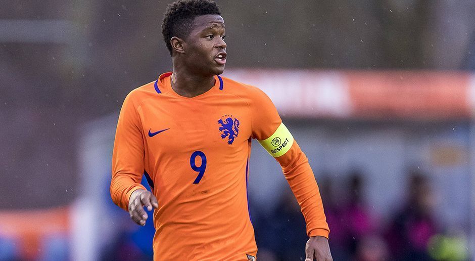 
                <strong>Daishawn Redan (Niederlande)</strong><br>
                Daishawn Redan ist die große Zukunftshoffnung der "Oranje". Anfang 2017 sicherte sich der FC Chelsea die Dienste des Youngsters. Dort läuft er seitdem regelmäßig in der U18 und auch schon in der Chelsea-Reserve in der Premier League 2 auf und trifft zuverlässig. Der niederländische Kapitän hat bereits 20 U17-Länderspiele auf dem Konto, in denen er 17 eigene Treffer bejubeln durfte. Wenn er diese Quote hält, könnte es für sein Team weit gehen.
              