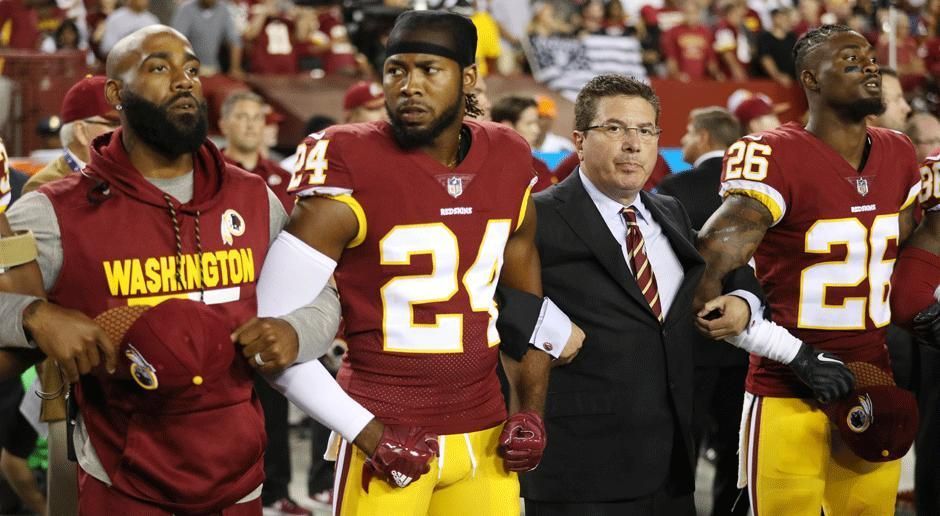 
                <strong>Josh Norman (Washington Redskins)</strong><br>
                Josh Norman ist bekannt für Trash-Talk und klare Worte. Im Hinblick auf Präsident Trump hat er eine eindeutige Meinung: "Wenn jemand auf deine Veranda kommt und dort hinpinkelt, würde man als ein Mann sitzenbleiben und ihm dabei zuschauen, oder rausgehen und sagen: 'Was machen Sie da, Sir? Sie sind auf privatem Grund und müssen verschwinden, oder wir sorgen dafür'". Norman fügte hinzu: "Worte sind mächtig. Sie können verbinden oder trennen. Was er gesagt hat, hat uns verbunden."
              