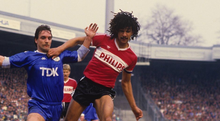 
                <strong>Ruud Gullit</strong><br>
                Mittelfeld: Ruud Gullit. Für umgerechnet gerade einmal 450.000 Euro wechselte der Niederländer 1985 von Feyenoord Rotterdam nach Eindhoven und blieb für zwei Jahre, bevor es ihn weiter nach Mailand zog. Der Wechsel kam damals wohl wenig überraschend: In seiner Zeit bei der PSV stand Gullit lediglich in fünf Spielen auf dem Platz. Immerhin erzielte der Mittelfeldmann dabei vier Treffer und darf sich mit Eindhoven zweimaliger niederländischer Meister nennen. 
              