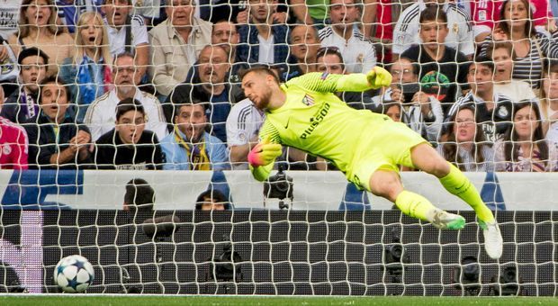 
                <strong>Jan Oblak (Atletico Madrid)</strong><br>
                Wehrt nach sechs Minuten Carvajals Flachschuss aus kurzer Distanz nach vorne ab, doch anders geht es kaum. Benzema kann nichts daraus machen. Weltklasse-Reaktion beim Varane-Kopfball nach Ecke in der 16. Spielminute. Auch in anderen Situation der gewohnt sichere Rückhalt. Warum es nach 45 Minuten nur 1:0 steht? Wegen Oblak. Bei beiden CR7-Streichen machtlos. ran-Note: 2
              